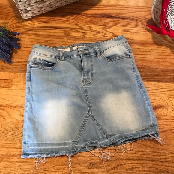 Wild Blue Sadie Frayed Distressed Denim Mini Skirt - Picture 3 of 14